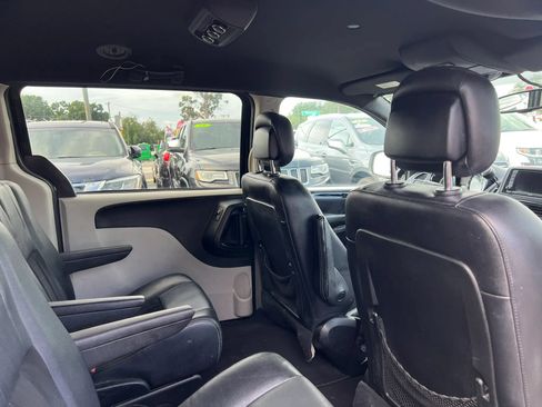 Used 2017 Dodge Grand Caravan SXT FWD image 17