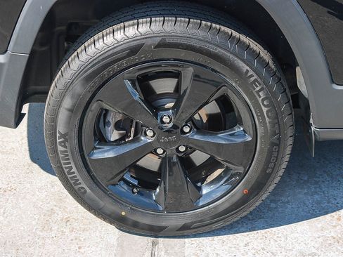 Used 2021 Jeep Cherokee Latitude Plus AWD/4WD image 15