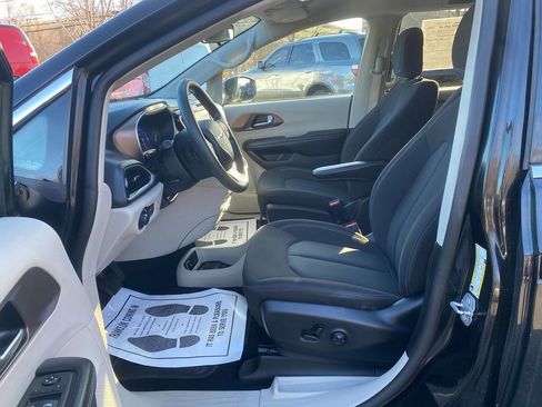 Used 2020 Chrysler Voyager LX image 12