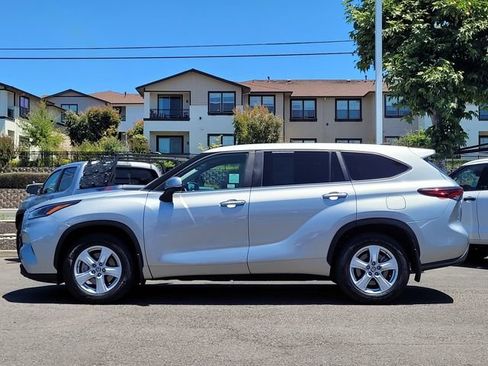 Certified 2024 Toyota Highlander LE AWD/4WD image 9