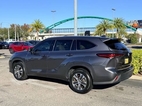 Used 2021 Toyota Highlander XLE image 2