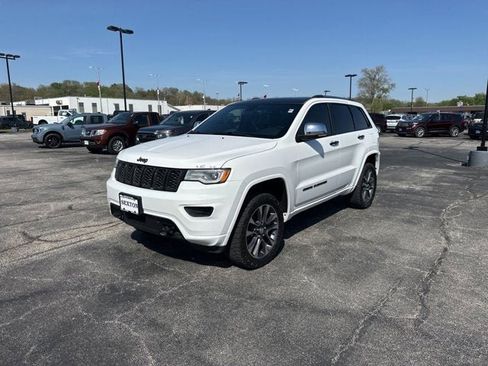 Used 2017 Jeep Grand Cherokee Overland AWD/4WD image 3