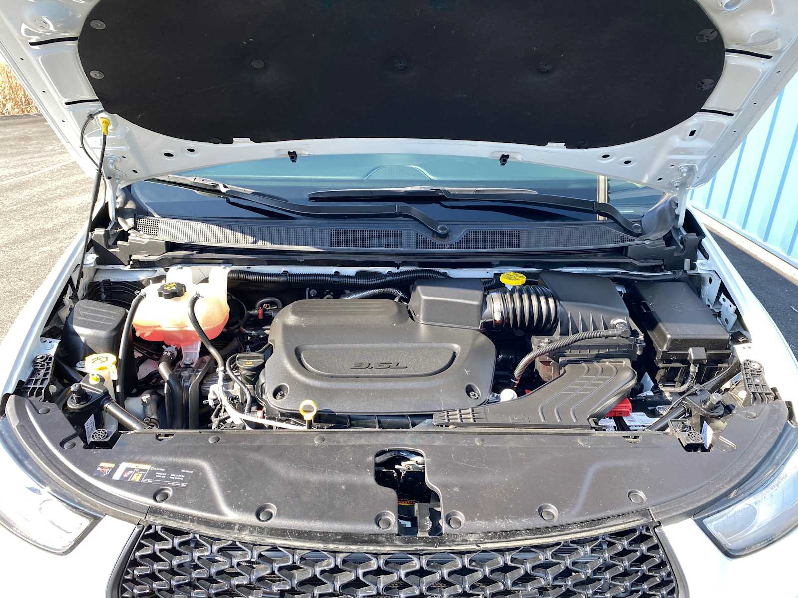 Used 2023 Chrysler Pacifica Touring-L FWD image 6