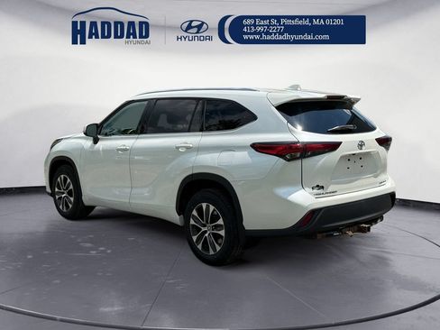 Used 2021 Toyota Highlander XLE AWD/4WD image 3