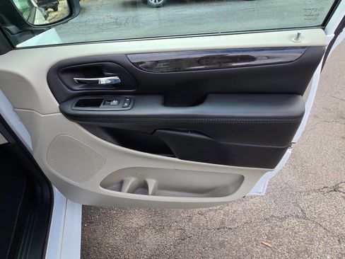 Used 2018 Dodge Grand Caravan SE w/ UConnect Hands-Free Group image 33