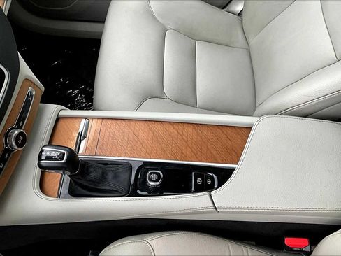 Used 2022 Volvo XC90 T6 Momentum w/ Climate Package image 17