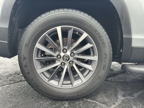 Used 2019 Toyota Highlander XLE image 34