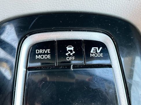 Used 2025 Toyota Corolla LE FWD image 32