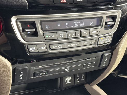 Used 2017 Honda Pilot Touring image 32