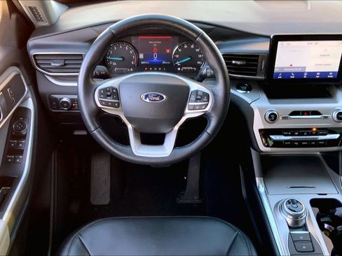 Used 2022 Ford Explorer XLT w/ Equipment Group 202A image 5