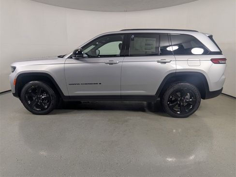 New 2025 Jeep Grand Cherokee Altitude image 4