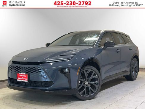 Used 2025 Toyota Crown Signia Limited w/ Tow-Hitch Package (TMS) image 1