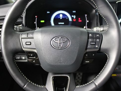 Used 2025 Toyota Camry SE FWD image 11