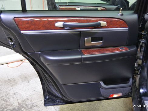Used 2005 Lincoln Town Car Signature Limited image 9