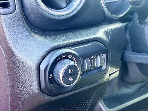 Used 2020 Jeep Gladiator Overland AWD/4WD image 10