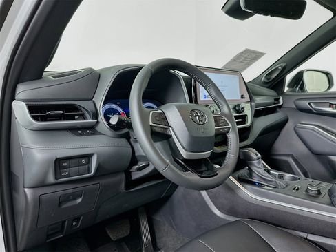 Certified 2025 Toyota Highlander XSE image 9