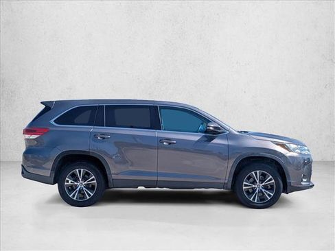 Used 2019 Toyota Highlander LE FWD image 4