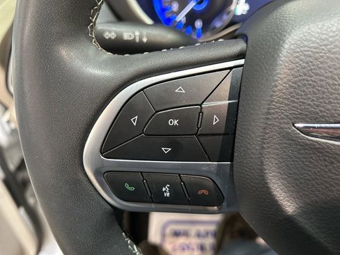 Used 2024 Chrysler Pacifica Touring-L FWD image 24