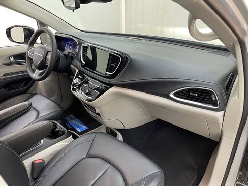 Used 2024 Chrysler Pacifica Select image 13