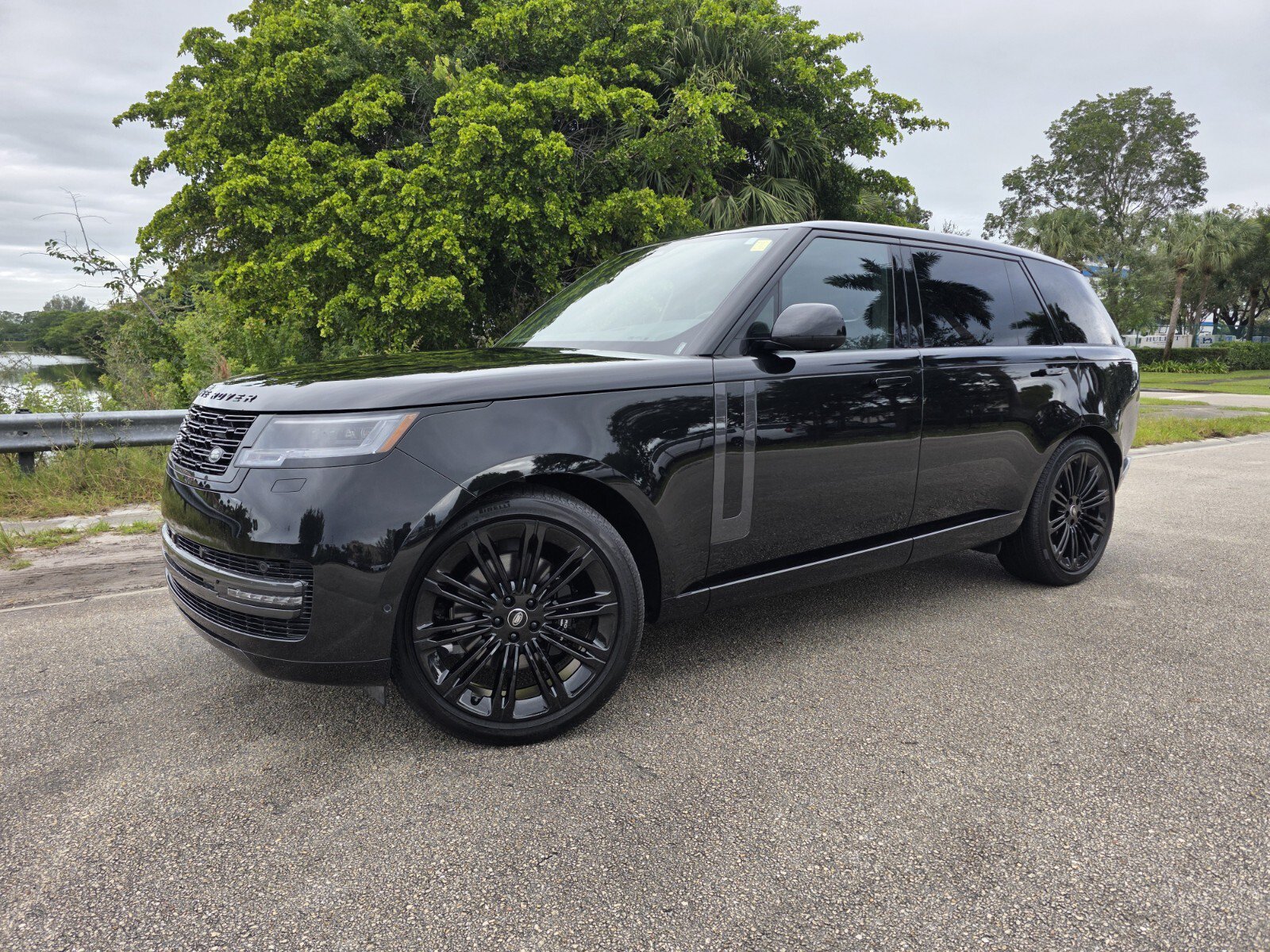 Used 2025 Land Rover Range Rover Long Wheelbase SE AWD/4WD image 1