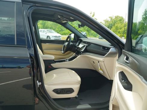 New 2026 Jeep Grand Cherokee L Limited w/ Limited Altitude Package AWD/4WD image 19