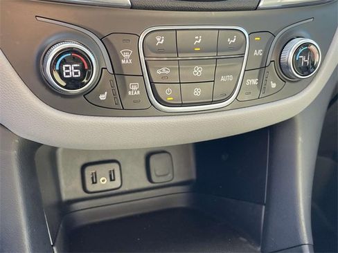 Certified 2018 Chevrolet Equinox LT w/ Sun & Infotainment Package image 18