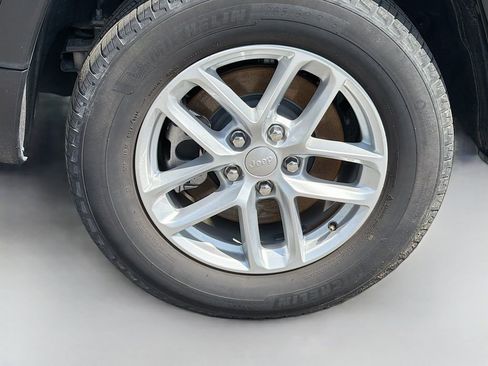 Used 2024 Jeep Grand Cherokee L Laredo RWD image 10