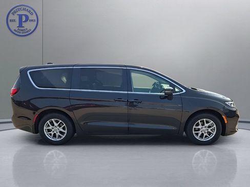 Used 2023 Chrysler Pacifica Touring-L FWD image 8