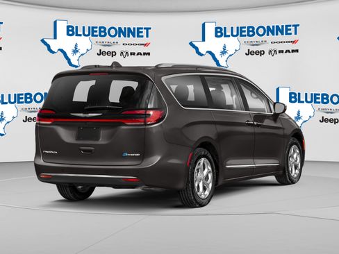 Used 2021 Chrysler Pacifica Touring-L FWD image 2
