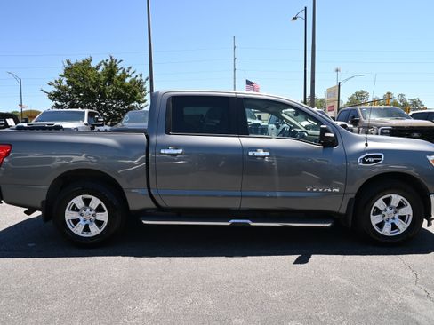 Used 2017 Nissan Titan SV RWD image 11