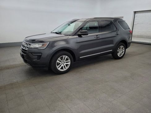 Used 2018 Ford Explorer XLT image 2