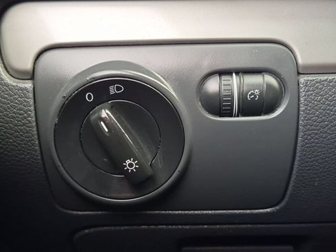 Used 2013 Volkswagen Golf 4-Door FWD image 19