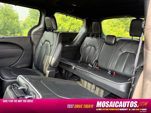 Used 2025 Chrysler Pacifica Limited FWD image 7