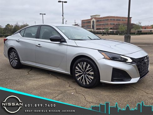 Used 2024 Nissan Altima 2.5 SV image 1