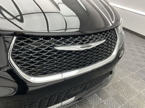 Used 2024 Chrysler Pacifica Touring-L image 29