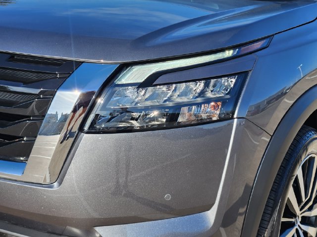Used 2025 Nissan Pathfinder Platinum w/ Cargo Package FWD image 16