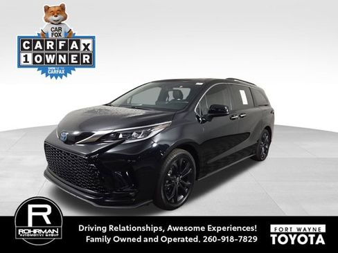 Used 2023 Toyota Sienna XSE FWD image 1