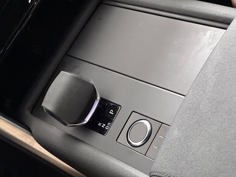 Certified 2025 Land Rover Discovery Dynamic SE image 17