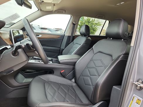 Used 2025 Volkswagen Atlas SE FWD image 13