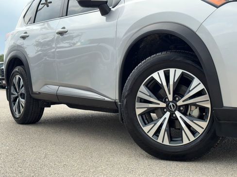 Used 2022 Nissan Rogue SV FWD image 2