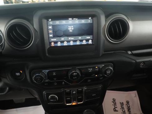 Used 2023 Jeep Gladiator Sport AWD/4WD image 12