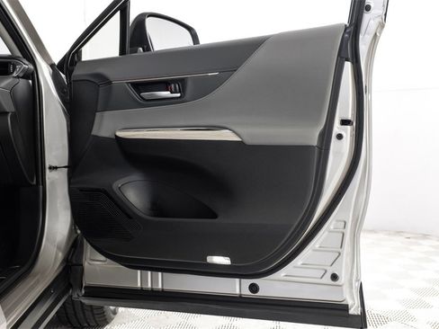 Used 2022 Toyota Venza XLE image 44