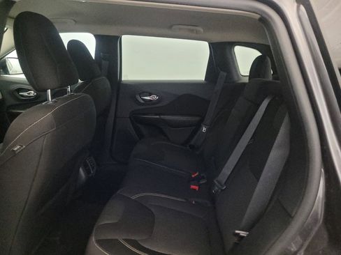 Used 2015 Jeep Cherokee Latitude w/ Comfort/Convenience Group AWD/4WD image 18
