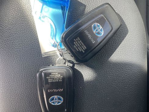Used 2021 Toyota RAV4 XLE w/ Convenience Package AWD/4WD image 14
