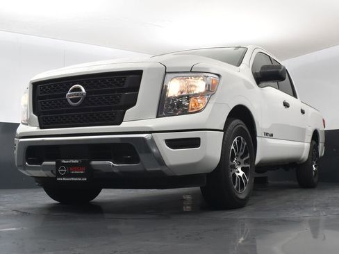 Used 2022 Nissan Titan SV image 11