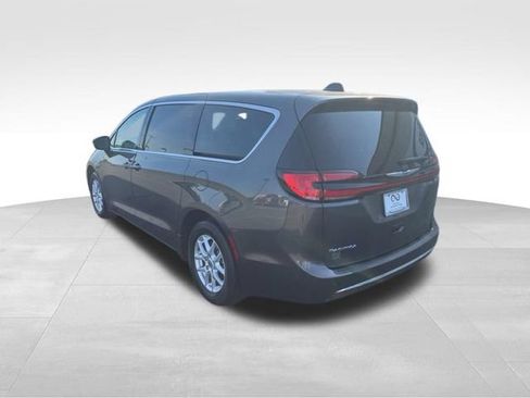 Used 2023 Chrysler Pacifica Touring-L FWD image 25