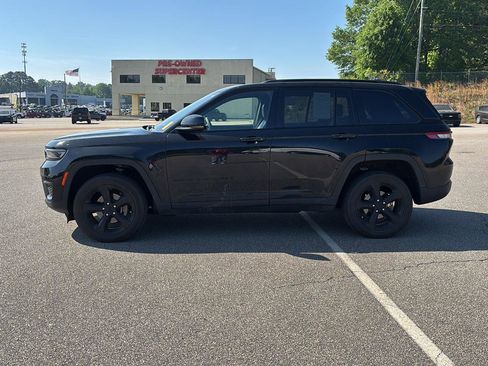Used 2023 Jeep Grand Cherokee Altitude AWD/4WD image 5