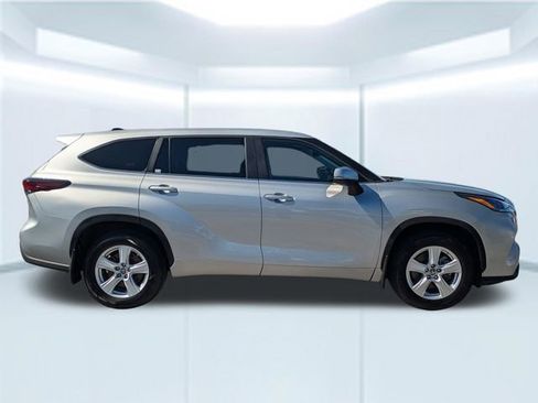 Used 2024 Toyota Highlander LE AWD/4WD image 19