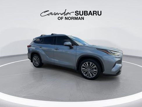 Used 2022 Toyota Highlander Platinum AWD/4WD image 2