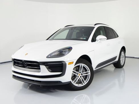 Certified 2025 Porsche Macan image 6